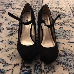 Black closed wedges